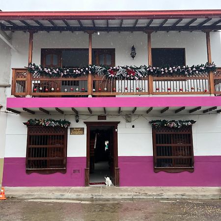 Hostal Famihotel Fundadores คาร์ดิน ภายนอก รูปภาพ