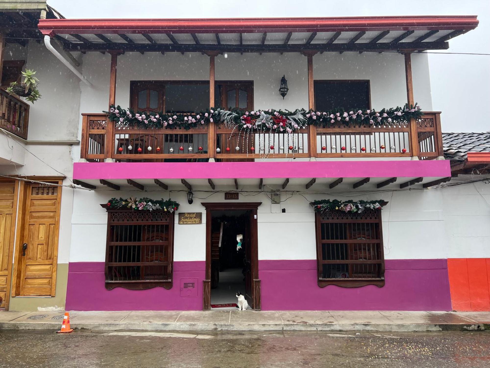 Hostal Famihotel Fundadores คาร์ดิน ภายนอก รูปภาพ